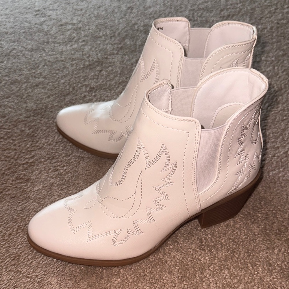 Global Win White Ankle Boots with Embroidery